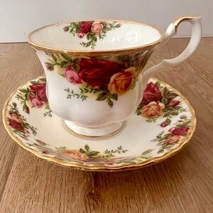 Royal‎ Albert Old Country Roses England Teacup Cup and Saucer Set Bone China